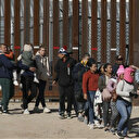 Des migrants dénoncent un nouveau mur de conteneurs à la frontière américano-mexicaine