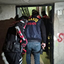 Mersin'de 192 polisle şafak operasyonu: Kapılar koçbaşlarıyla kırıldı