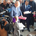 Bakan Soylu Yusufeli’nde çocuklara karnelerini dağıttı
