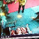 Köpekten kaçarken cam kapıyı tuzla buz etti