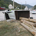 Lastiği patlayan tomruk yüklü kamyonet devrildi