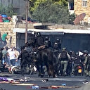 İşgalci İsrail polisi Cuma namazı kılmak isteyen Filistinlilere gaz bombası ve gerçek mermilerle saldırdı