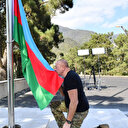 O bölge de Azerbaycan'ın kontrolüne geçti: İlham Aliyev bayrağı göndere çekti