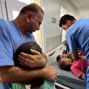 İşgalci İsrail'in hava saldırısında ailesini kaybeden çocukları doktorlar teselli etti