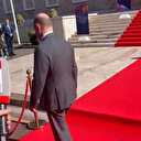 Almanya Başbakanı Olaf Scholz kırmızı halıda yolunu kaybetti