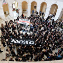 Des manifestants dans un bâtiment du Congrès américain pour exiger un cessez-le-feu à Gaza