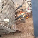 İsrail buldozeri Filistinlilerin hayatını zorlaştırmak için buldozerle yolları bozdu
