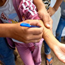 Gazzeli aileler çocuklarının cesetlerini bulabilmek için ellerine isimlerini yazıyor 