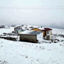 Bayburt’ta şaşırtan kar yağışı: Kısa sürede 10 santimetreyi buldu