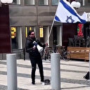 Salwan Momika bu sefer de bebek katili İsrail'in bayrağını açarak Kur’an’a saldırdı