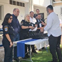 İsrailli Bakan sokakta sivillere silah dağıttı
