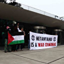 Uluslararası Ceza Mahkemesi önünde dikkat çeken pankart: Netanyahu bir savaş suçlusu