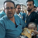 Gazzeli doktor bu geceki saldırılar sonrası eline aldığı şehit bebekle dünyaya seslendi: İnsan hakları kuruluşları nerede?