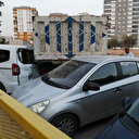 Mersin'de freni boşalan kamyonun geri kayıp iki araca çarpması kamerada