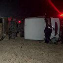 Bursa'da ilginç kaza: Tarlaya devrilen kereste yüklü TIR'ın sürücüsü aracını bırakıp kaçtı