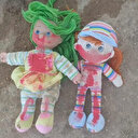 Des colons israéliens accrochent des poupées tachées de sang sur le mur d'une école palestinienne