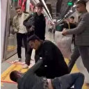 Metrodaki Türk bayraklarını yırtıp üstüne basmıştı: Yolcular arasındaki polis böyle paketledi