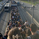 İstanbul’da ulaşım çilesi bitmiyor: Altunizade metrobüs durağı yine kilitlendi 