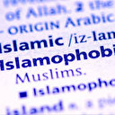 Un activiste britannique musulman affirme que la Pologne l’a expulsé à la demande de la France