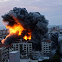 L'armée israélienne bombarde une tour résidentielle dans le centre de Gaza