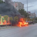 Ataşehir'de seyir halindeki otomobil alev topuna döndü