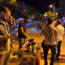 İsrail’e destek veren Starbucks önünde ücretsiz kahve dağıttılar