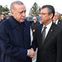 Cumhurbaşkanı Erdoğan ile tokalaşan Özgür Özel'in gerginliği dikkat çekti: Akıllara Kılıçdaroğlu geldi