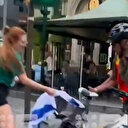 Melbourne'de İsrail destekçisine soğuk duş: Bisikletine astığı İsrail bayrağını kopardılar