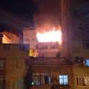 Şişli'de  4 katlı binanın çatısı  alev alev yandı