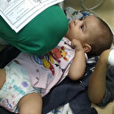 Her şeyden habersiz etrafı seyreden Gazzeli bebek