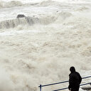 Sarıyer'de dev dalgalar balıkçıları denize düşürdü