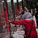 ABD'li aktivistler İsrail Büyükelçiliği binasını elleriyle kırmızıya boyadı