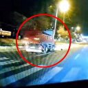 Yolun karşısına geçmek isteyen anne ile kızına kamyonet çarptı: İki yaralı