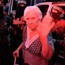 İsrailli esir Hamas yetkililerine el sallayarak ayrıldı