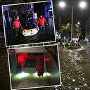 İzmir'de deniz taştı sokaklar göle döndü: Mahsur kalan vatandaşlar zodyak botlarla kurtarıldı