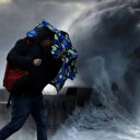 Şiddetli fırtına koca şehri esir aldı: Meteoroloji uyarmıştı İstanbul'da deniz taştı uçan çatı otomobillerin üstüne düştü