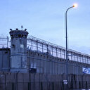 Un bus de la Croix-Rouge transportant des détenus palestiniens libérés par Israël quitte la prison militaire d'Ofer