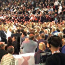 Kılıçdaroğlu için destek konuşması yapan Turan Aydoğan kürsüden inerken diğer delegeler üstüne yürüdü