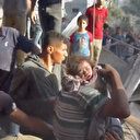 İsrail'in hedef aldığı evin enkazından bir çocuk kurtarıldı