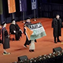 ABD'de üniversite öğrencileri mezuniyet töreninde sahneye Filistin bayraklarıyla çıktı