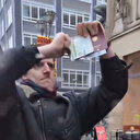 "Alman Vatandaşı olmaktan utanıyorum" diyen adam İsrail destekçisi hükümetine tepki olarak pasaportunu yırttı