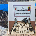 Evinin bahçesinde kaçak define kazısı yaparken suçüstü yakalandı