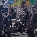 İsrail askerleri Mescid-i Aksa'ya ulaşmalarını engelledikleri Müslümanlara saldırdı