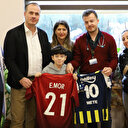 Emre Mor tedavi gören çocuğa formasını gönderdi