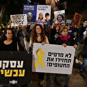 Les familles des otages israéliens détenus à Gaza bloquent une route à Tel Aviv