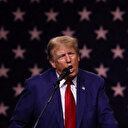 Les propos de Trump sur les migrants font "écho" aux "fascistes", accuse la Maison Blanche