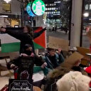 Finlandiyalılar İsrail destekçisi Starbucks’ı protesto için şubesinde oturma eylemi yaptı
