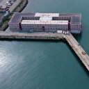 Sur une barge dans un port anglais, les demandeurs d'asile "comme en prison"