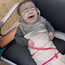 Annesinin sıkı sıkı kundağa sardığı bebek ve ablası işgalci İsrail'in hedefi oldu