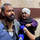 İsrail bombardımanında yaralanan Gazzeli minik bir an olsun babasının yanından ayrılmadı